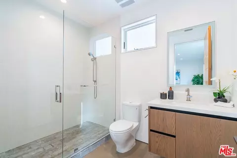 Bath - 736 E Sunset Ave, Venice, CA 90291 photo 4 of 4