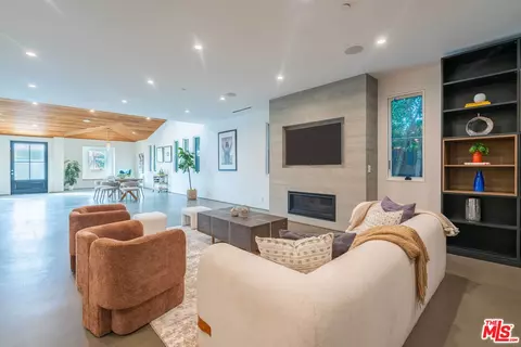 Other - 736 E Sunset Ave, Venice, CA 90291 photo 1 of 6