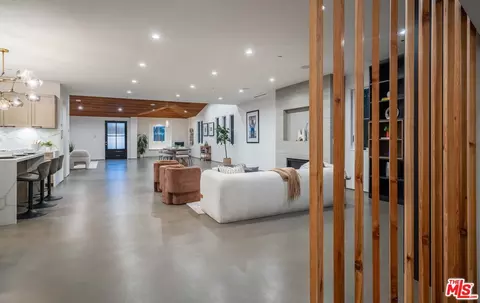 Entry Way - 736 E Sunset Ave, Venice, CA 90291 photo 1 of 2
