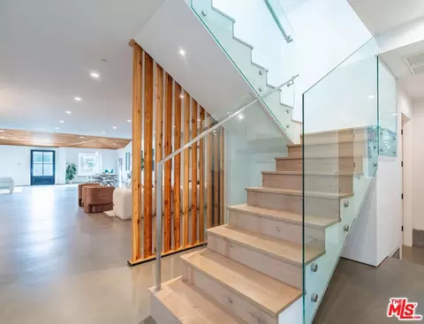 Entry Way - 736 E Sunset Ave, Venice, CA 90291 photo 2 of 2