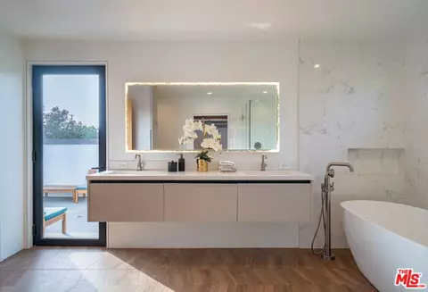 Bath - 736 E Sunset Ave, Venice, CA 90291 photo 2 of 4