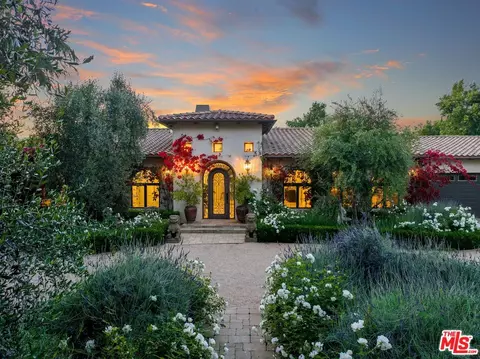 23021 Collins St, Woodland Hills, CA 91367