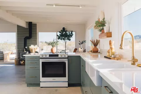 Kitchen - 60277 Stearman Rd, Landers, CA 92285 photo 10 of 11