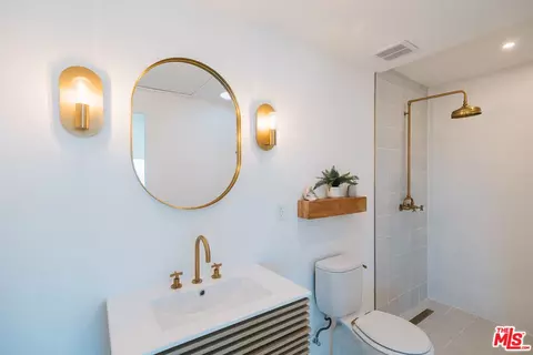 Bath - 60277 Stearman Rd, Landers, CA 92285 photo 8 of 9
