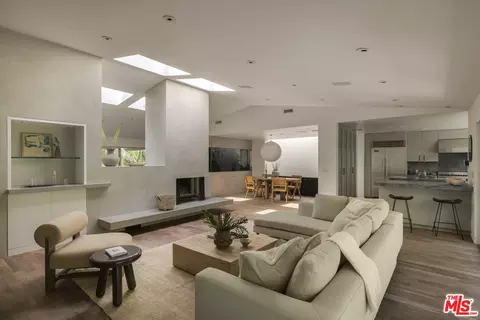 5524 Green Oak Dr, Los Angeles, CA 90068