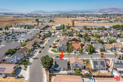 101 Pinetree Dr, Perris, CA 92571 photo 4