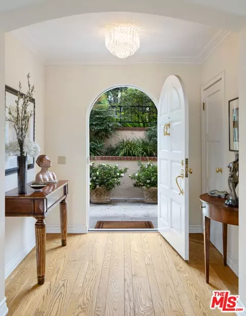 212 S Woodburn Dr, Los Angeles, CA 90049