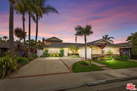 21401 Antigua Ln, Huntington Beach, CA 92646