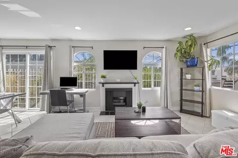 14727 Magnolia Blvd #107, Sherman Oaks, CA 91403