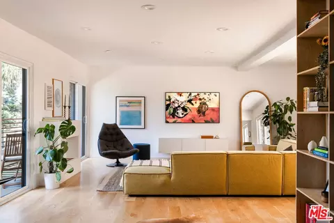3750 Arbolada Rd, Los Angeles, CA 90027