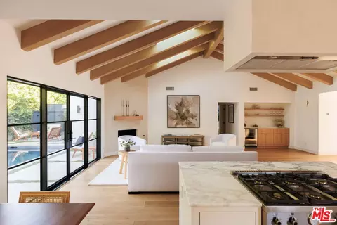 5448 Royer Ave, Woodland Hills, CA 91367