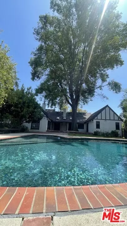 13715 Magnolia Blvd, Sherman Oaks, CA 91423
