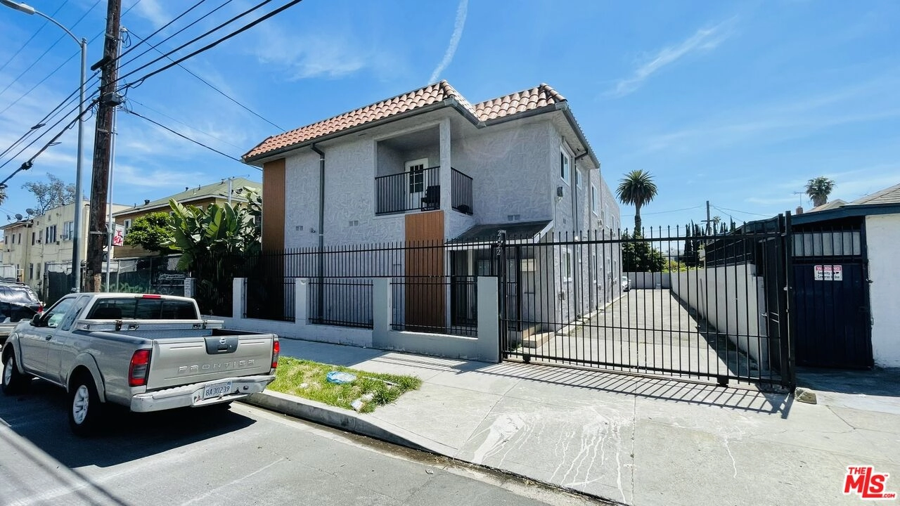 2422 Venice Blvd  