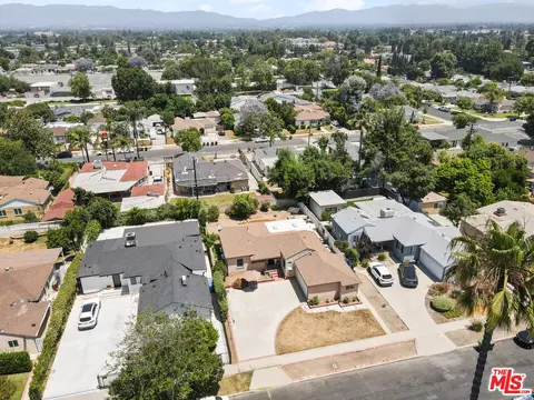 19001 Bessemer St, Tarzana, CA 91335