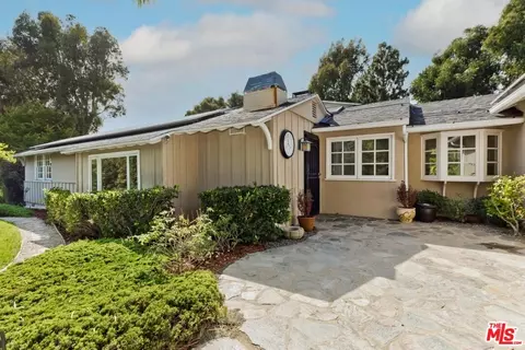17951 Tramonto Dr, Pacific Palisades, CA 90272