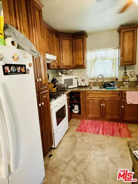 740 W 9th St, San Bernardino, CA 92410
