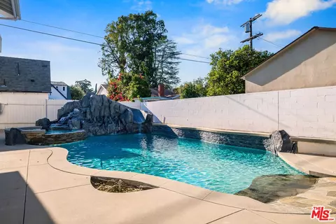 4555 Willowcrest Ave, Toluca Lake, CA 91602