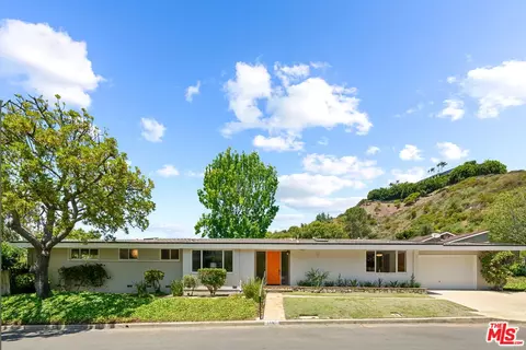 1135 Las Lomas Ave, Pacific Palisades, CA 90272
