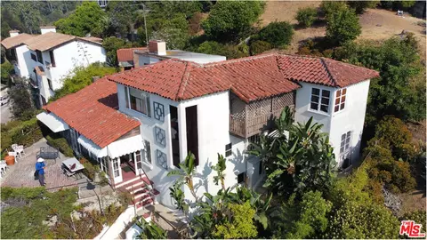 6911 Los Tilos Rd, Los Angeles, CA 90068