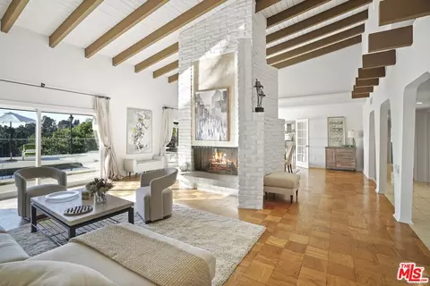 11253 Dona Lola Dr, Studio City, CA 91604