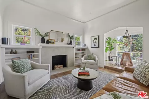 373 Mission Rd, Glendale, CA 91205