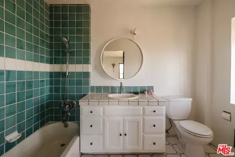 Bath - 4 Skyline Dr, Burbank, CA 91501 photo 2 of 4
