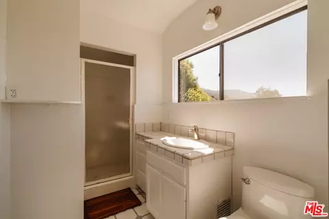 Bath - 4 Skyline Dr, Burbank, CA 91501 photo 4 of 4