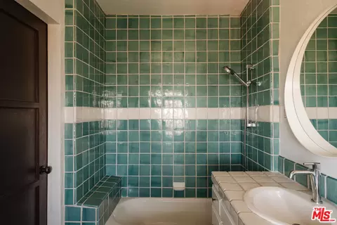 Bath - 4 Skyline Dr, Burbank, CA 91501 photo 3 of 4