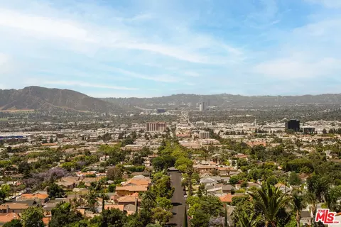 View/Area - 4 Skyline Dr, Burbank, CA 91501 photo 2 of 8