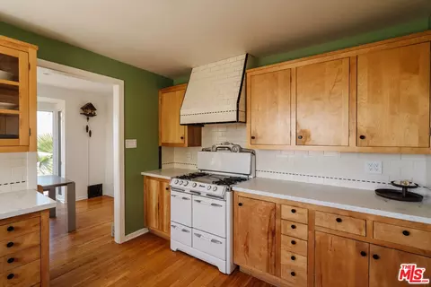 Kitchen - 4 Skyline Dr, Burbank, CA 91501 photo 2 of 4