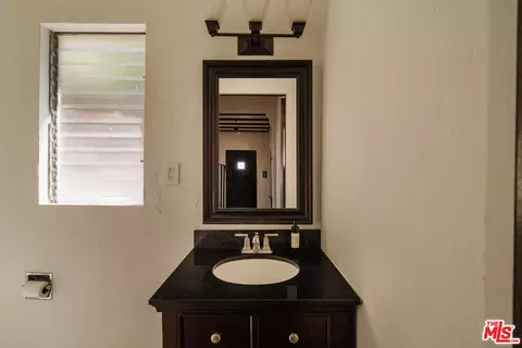 Bath - 4 Skyline Dr, Burbank, CA 91501 photo 1 of 4
