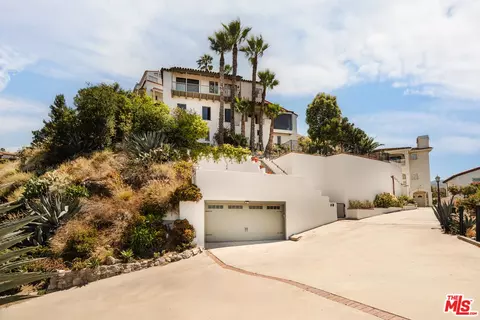 4 Skyline Dr, Burbank, CA 91501