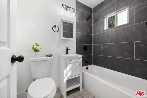 Bath - 13332 S Oleander Ave, Compton, CA 90222 photo 1 of 1