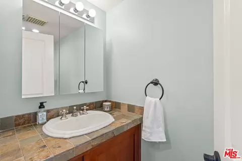 Bath - 409 Adena St #1, Pasadena, CA 91104 photo 1 of 4