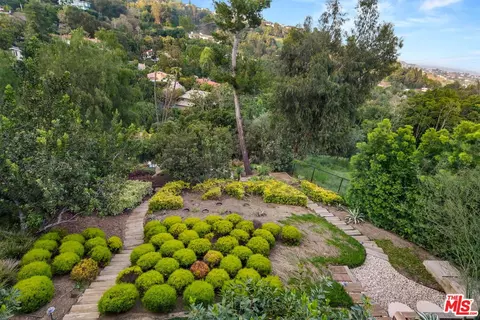 2538 Carman Crest Dr, Los Angeles, CA 90068