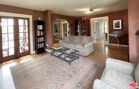 Living - 708 Brooks Ave, Venice, CA 90291 photo 2 of 5