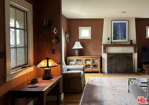 Living - 708 Brooks Ave, Venice, CA 90291 photo 4 of 5