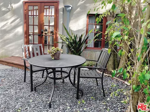 Exterior - 708 Brooks Ave, Venice, CA 90291 photo 12 of 14