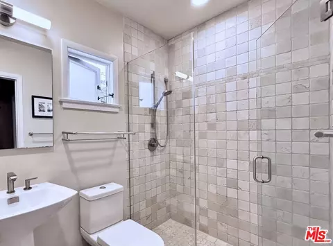 Bath - 708 Brooks Ave, Venice, CA 90291 photo 2 of 3