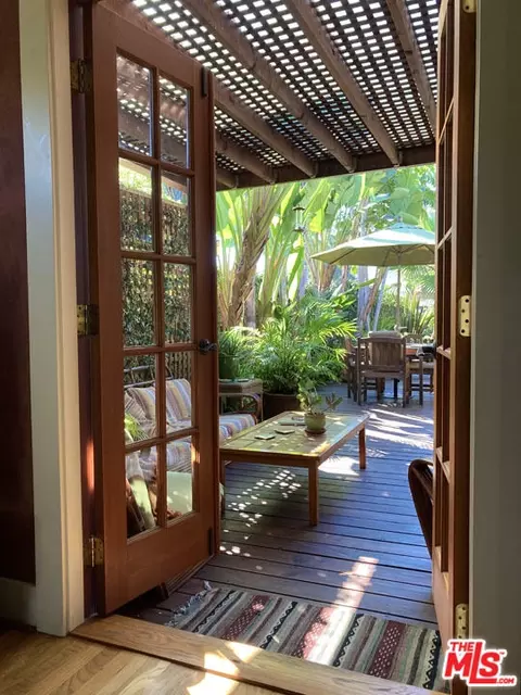 Exterior - 708 Brooks Ave, Venice, CA 90291 photo 7 of 14