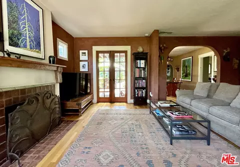 Living - 708 Brooks Ave, Venice, CA 90291 photo 5 of 5