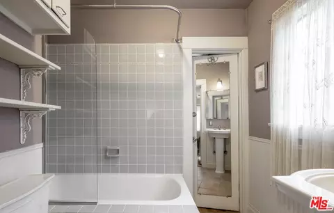 Bath - 708 Brooks Ave, Venice, CA 90291 photo 1 of 3