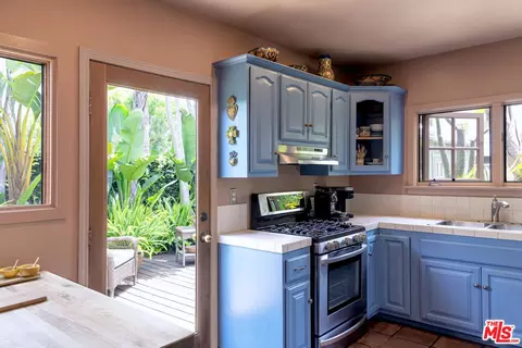 Kitchen - 708 Brooks Ave, Venice, CA 90291 photo 1 of 2
