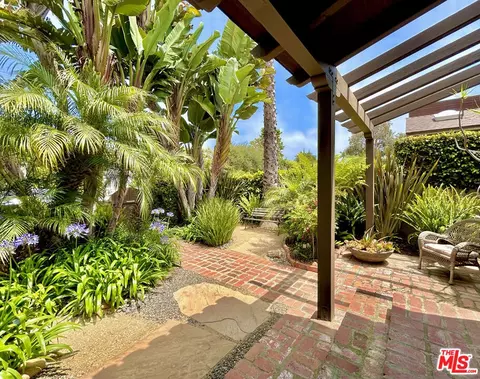 Exterior - 708 Brooks Ave, Venice, CA 90291 photo 5 of 14