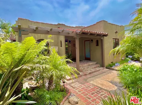 Exterior - 708 Brooks Ave, Venice, CA 90291 photo 3 of 14
