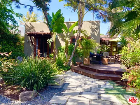 Exterior - 708 Brooks Ave, Venice, CA 90291 photo 13 of 14
