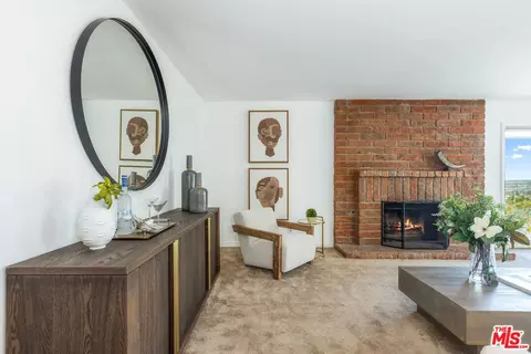 Living - 1231 E Tujunga Ave, Burbank, CA 91501 photo 1 of 5