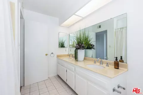 Bath - 1231 E Tujunga Ave, Burbank, CA 91501 photo 4 of 5