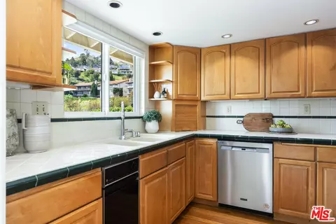 Kitchen - 1231 E Tujunga Ave, Burbank, CA 91501 photo 1 of 2