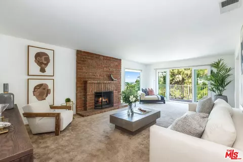 Living - 1231 E Tujunga Ave, Burbank, CA 91501 photo 2 of 5